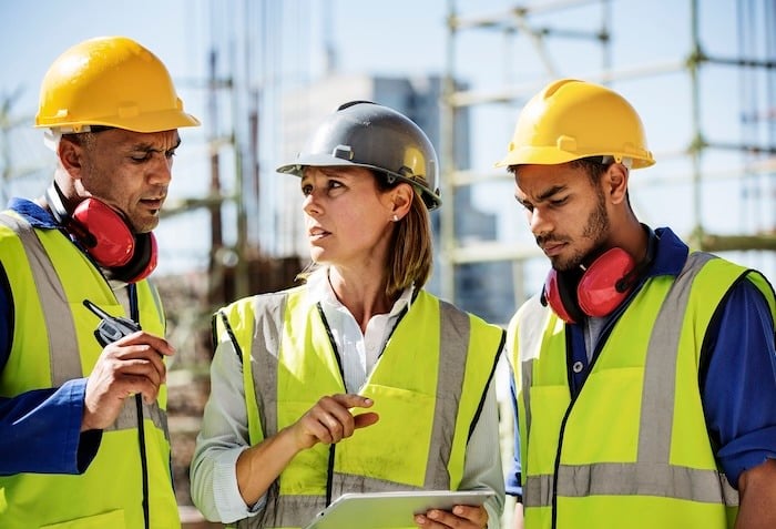 lead-engineer-discussing-project-with-other-workers