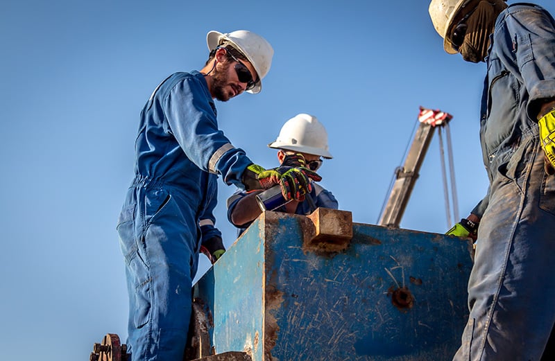 oil-rig-workers